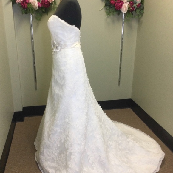 Gorgeous Allure Romance Wedding Dress Size 14, Store Sample, On Sale !! - Picture 4 of 4